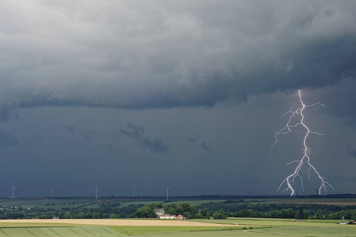 Orage près de Rethel dans les Ardennes - 16/06/2016 20:00 - Hyb Oitropdrhum
