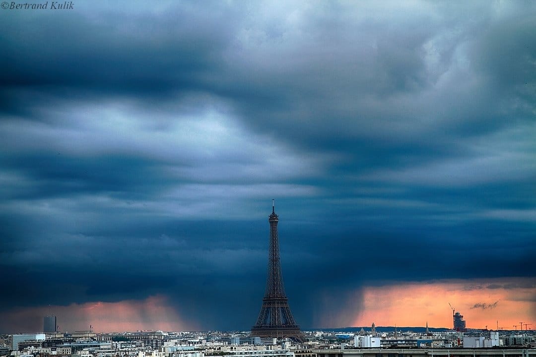 Rideau de pluie au couchant à l'arrière de la Tour Eiffel - 17/06/2016 23:00 - Bertrand KULIK