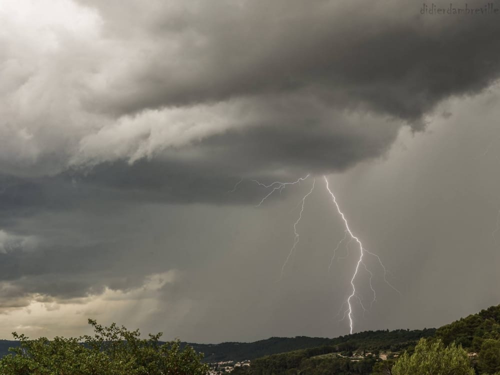 Orage sur le Luc-en-Provence - 18/06/2016 17:00 - Didier DAMBREVILLE