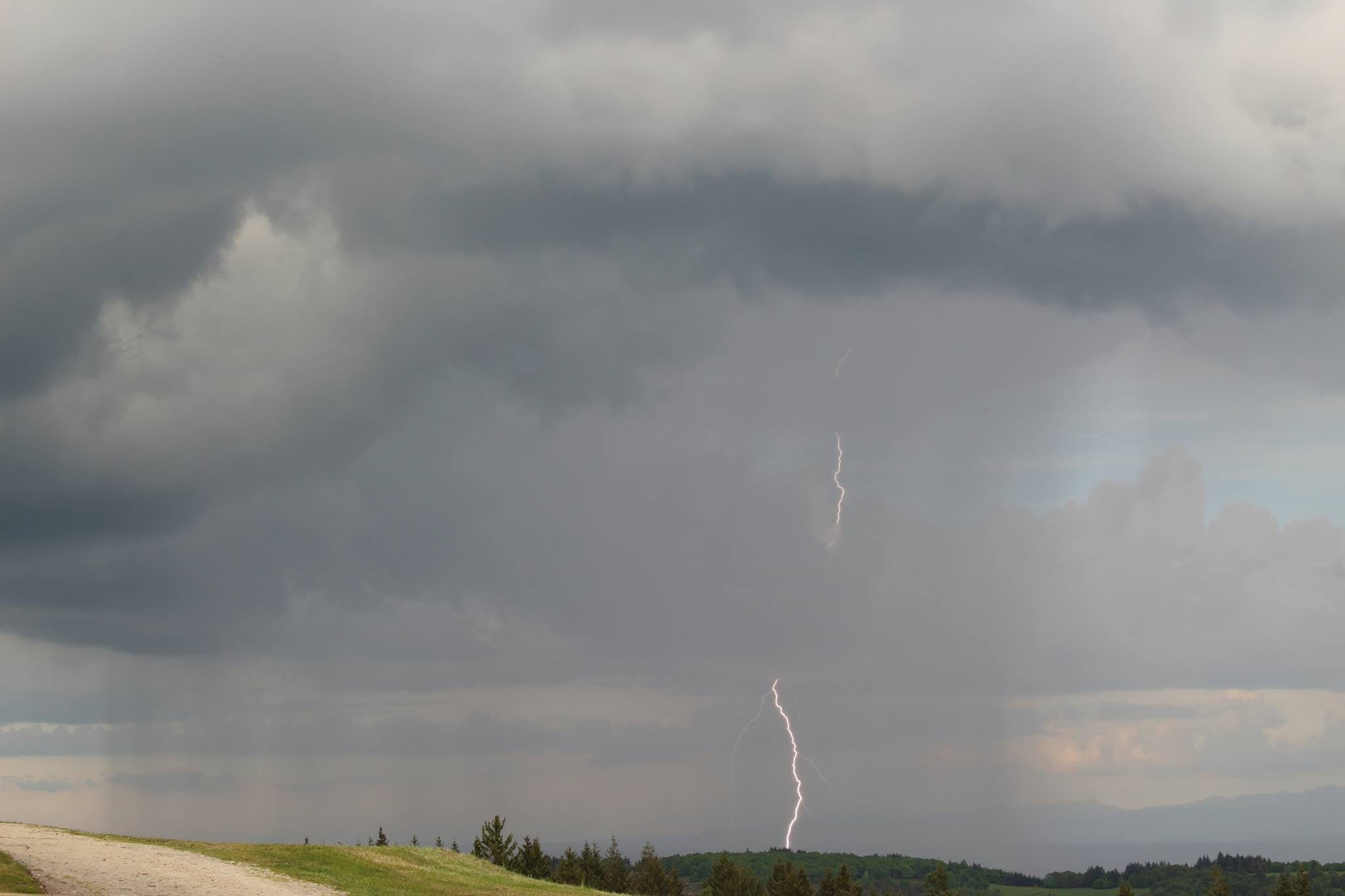 Impact de foudre et forte averse en Corrèze au Mont Bessou - 06/06/2016 18:00 - Yoann JALLAGEAS