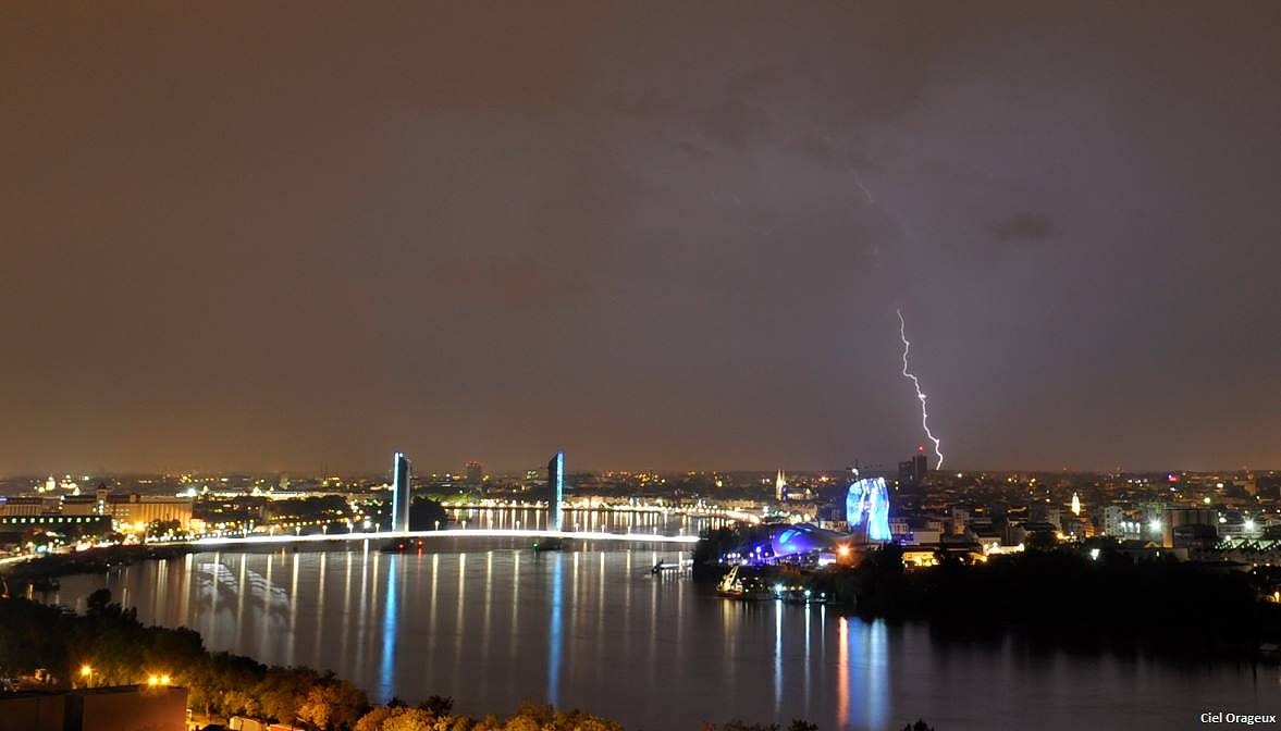 Orage au loin de Bordeaux - 07/06/2016 01:30 - Mickael CUMULUS