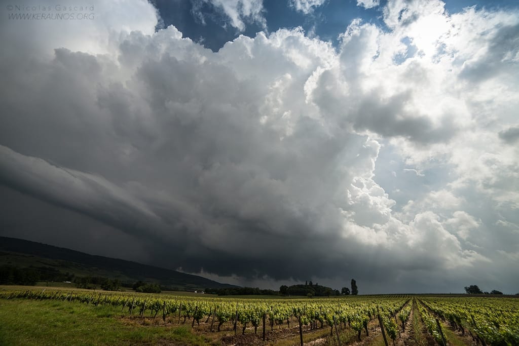 Orage très pluvieux et grêligène sur l'ouest du Jura avec flux entrant et faible rotation - 08/06/2016 18:00 - Nicolas GASCARD