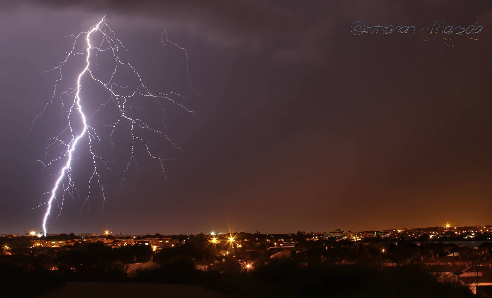 Superbe éclair bien ramifié, à Fos-sur-Mer. L'impact de foudre a provoqué une coupure de courant sur la commune. - 01/10/2016 22:30 - Florian MARZOLA