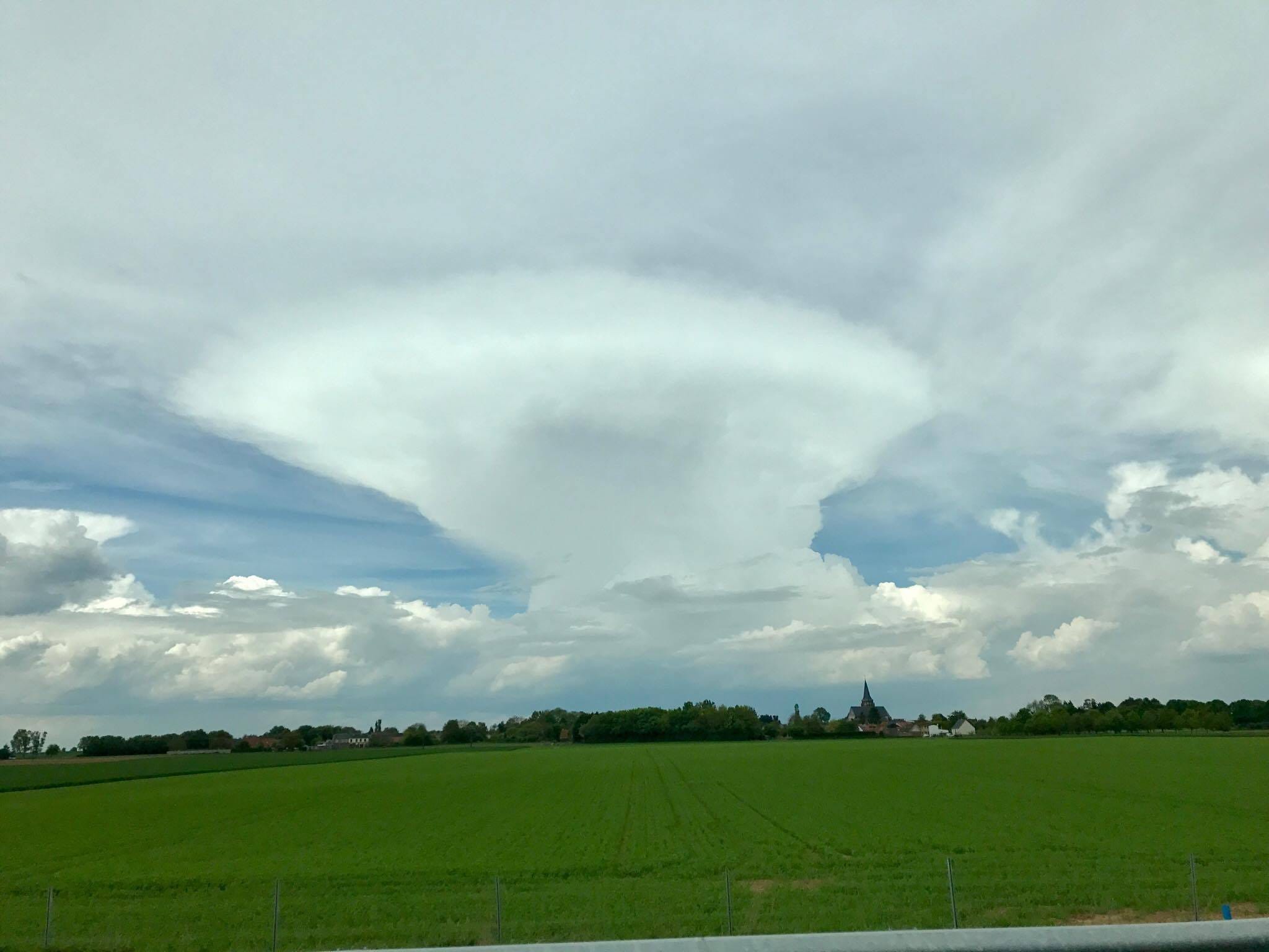 Cellule orageuse dans la Somme près d'Amiens. - 12/05/2017 15:00 - Frédéric LAVALLEE