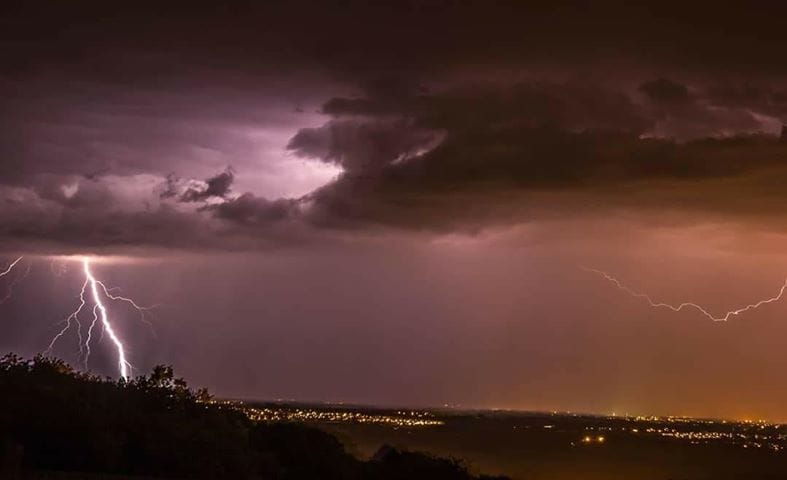 Orage hier soir en Alsace avec beaucoup dintra ou dinternuageux mais malgré tout quelques coups de foudres comme celui ci prit depuis Nordheim - 13/05/2018 20:00 - Simon Klein