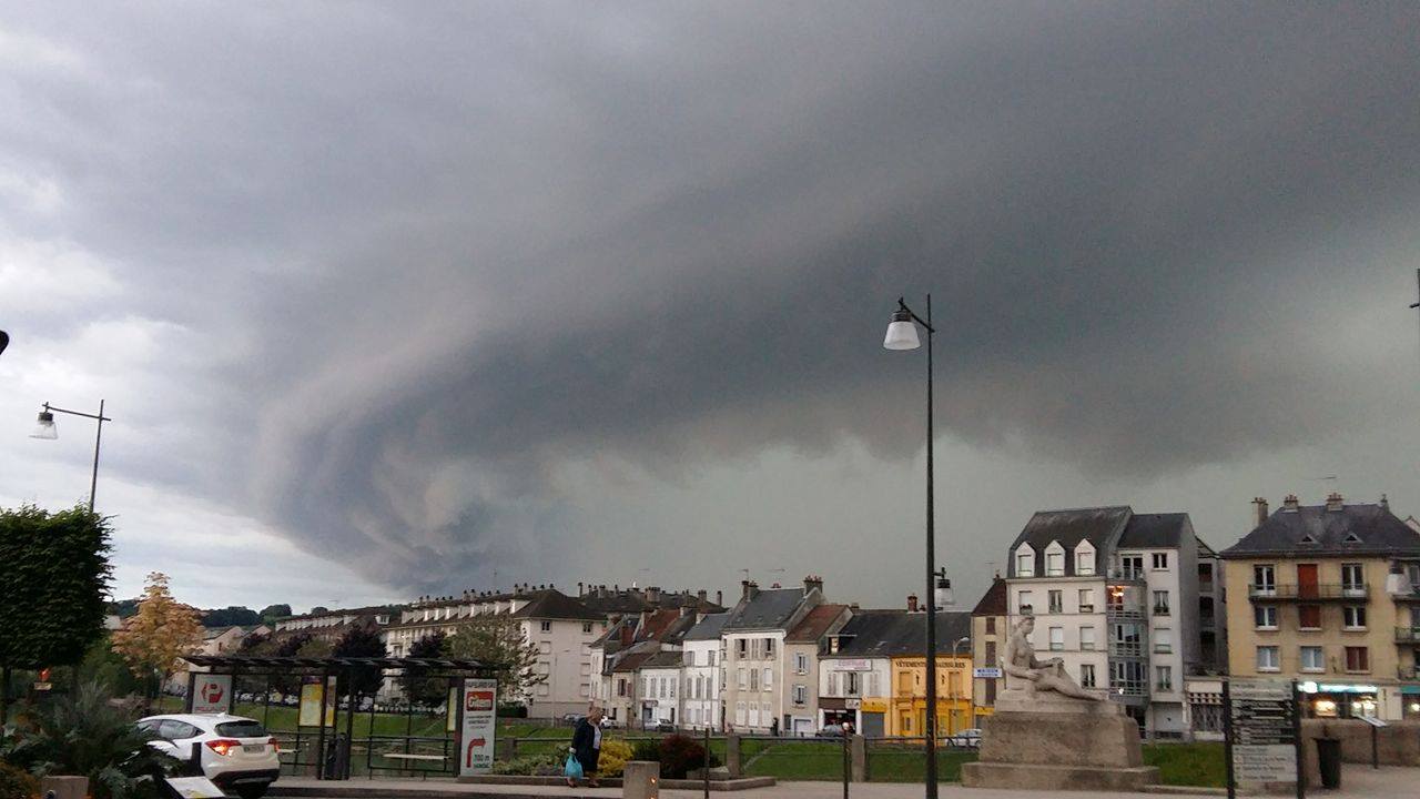 Arcus dans l'Aisne puis la Marne à partir de 20h. Photo prise à Château-Thierry  (sud de l'Aisne) à l'arrivée de l'orage, vers 20h. - 18/05/2017 18:00 - Kévin Lourenço