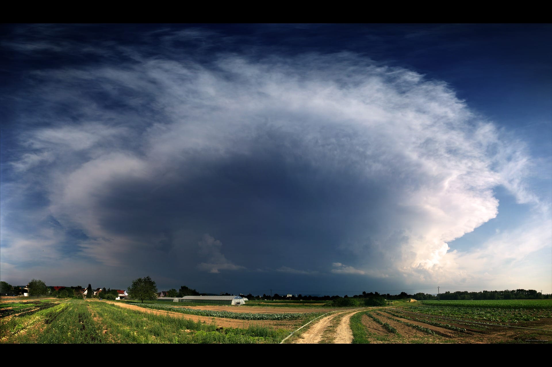 Cumulonimbus avec cellule orageuse active au dessus du nord de la Suisse, vue depuis les champs, coté sud de Village-Neuf, Haut-Rhin, Alsace, France - 22/06/2017 17:43 - Philippe Meisburger