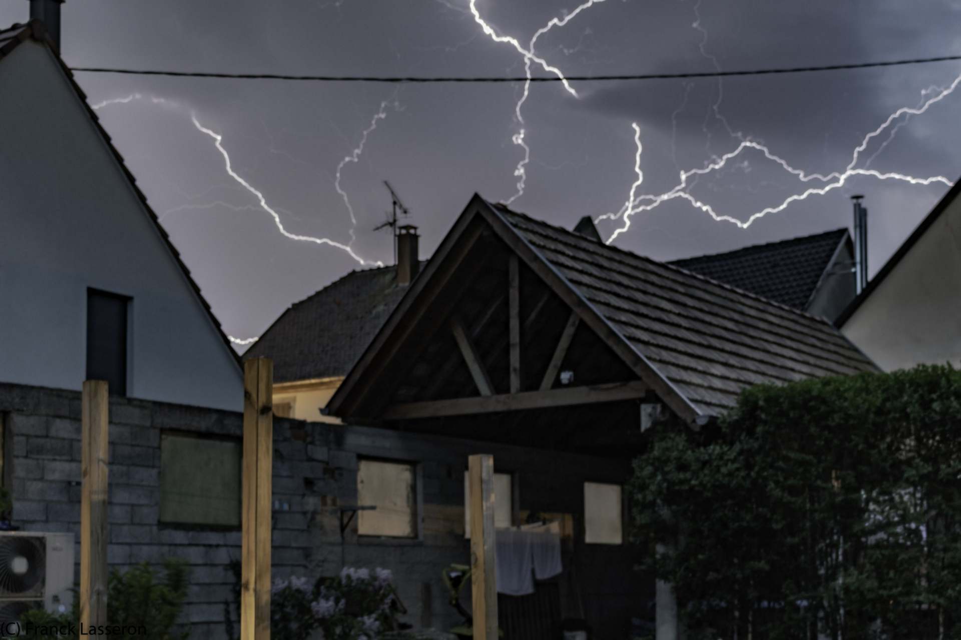 Petit orage passant au dessus de Lupstein le 28 avril 2018. - 28/04/2018 21:30 - Franck Lasseron