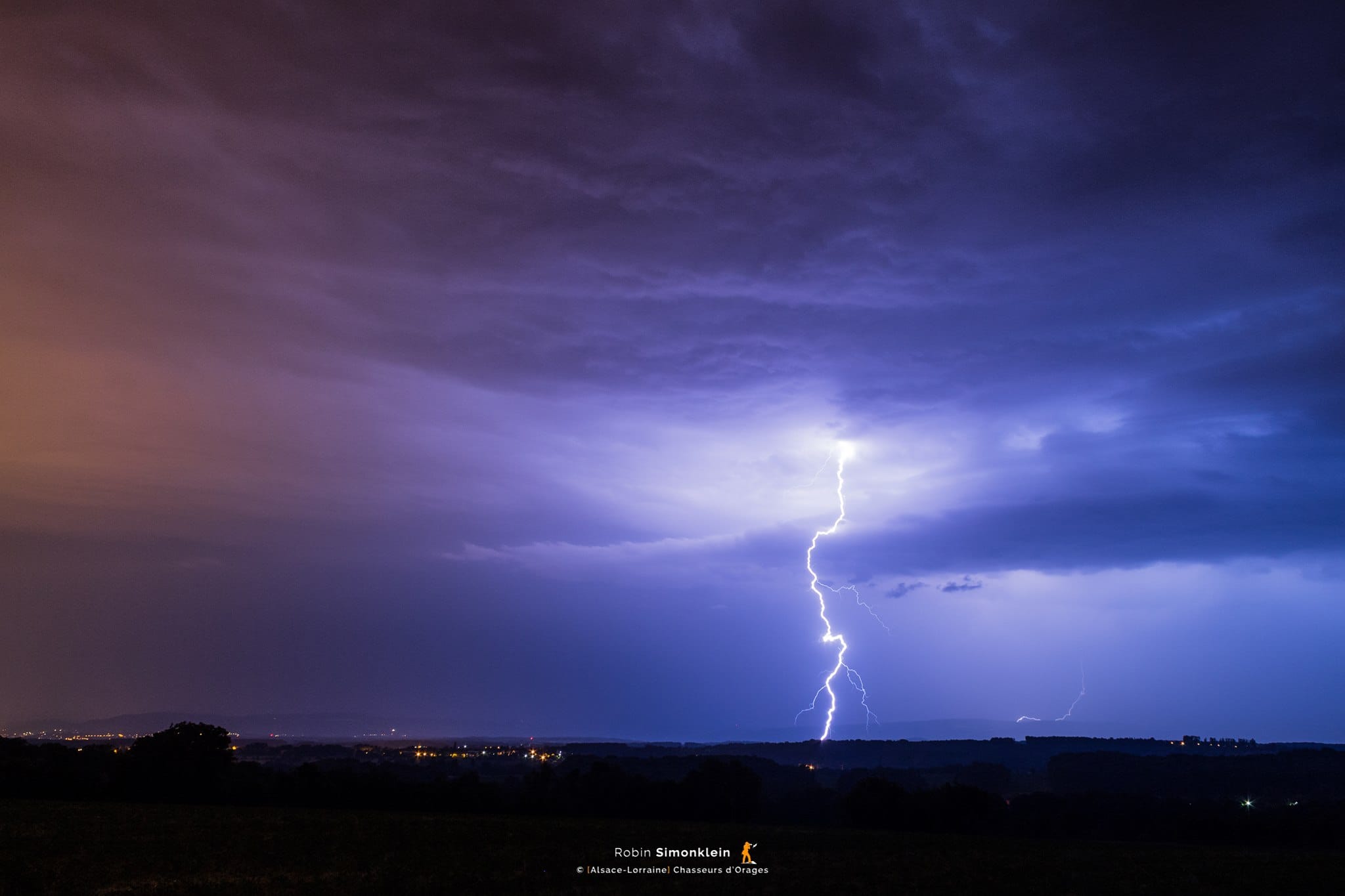 Orage aux environs de Bâle. L'orage est né en Suisse et a terminé en Alsace sous forme d'arcus. - 28/06/2017 01:00 - Simon KLEIN