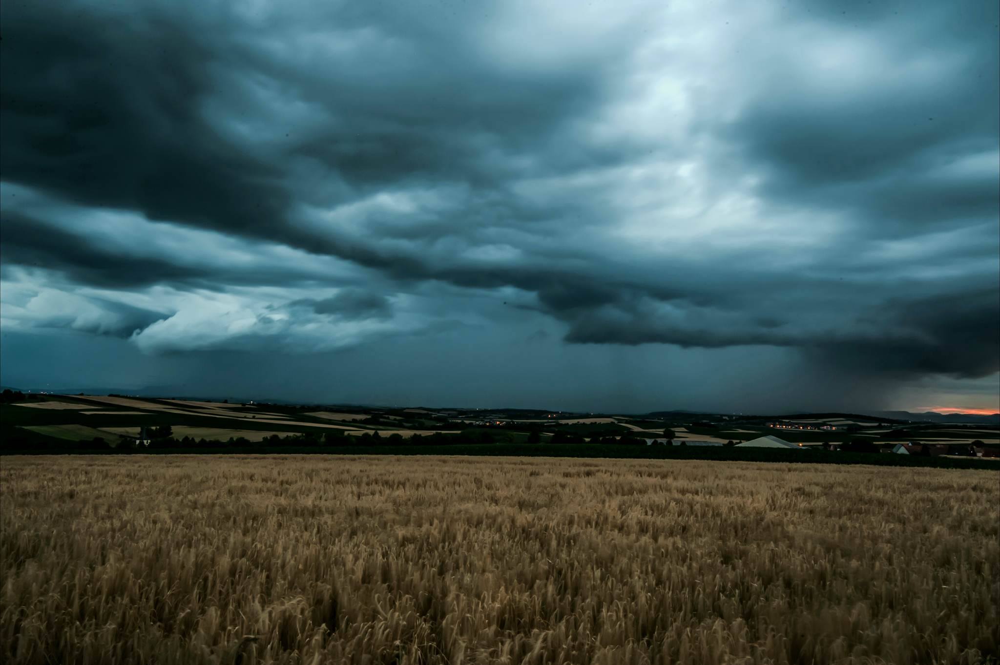Ambiance orageuse sur les hauteurs de Morschwiller en Alsace en début de soirée - 28/06/2017 21:00 - Mickaël SC