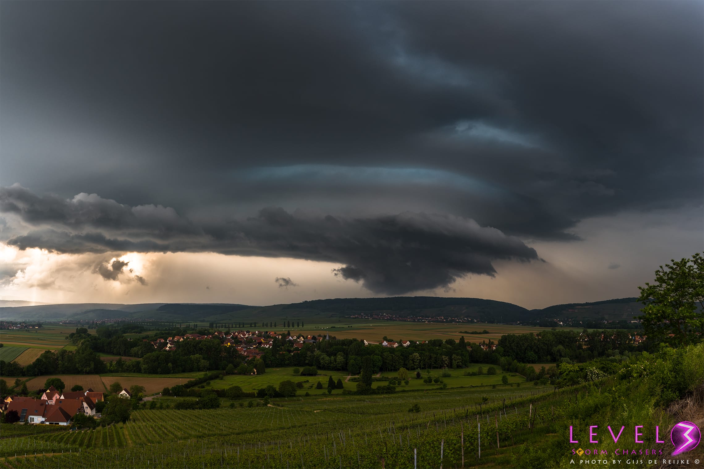 The 'Strasbourg Supercell' with a well-developed wall cloud - 28/05/2016 20:30 - Gijs de Reijke