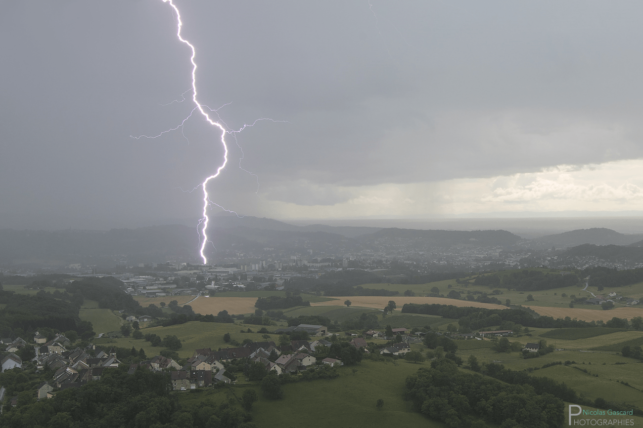 Cliché réalisé hier au passage d'un grain orageux assez électrique sur le Jura.
L'impact s'abat sur un immeuble du quartier de la Marjorie à Lons-le-Saunier en milieu d'après midi. - 29/06/2017 16:00 - Nicolas GASCARD
