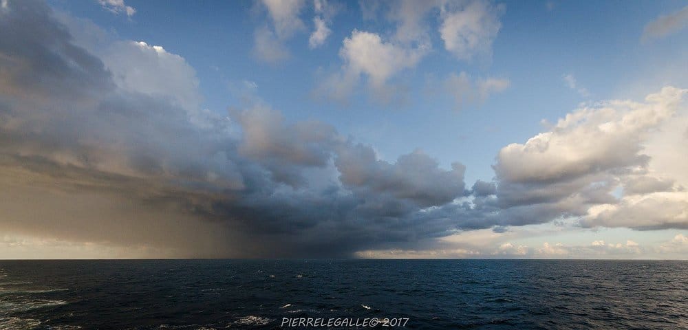 Orage de masse d'air froid en mer entre Groix et les Glénants en Bretagne. - 30/04/2017 18:00 - Pierre LE GALLE