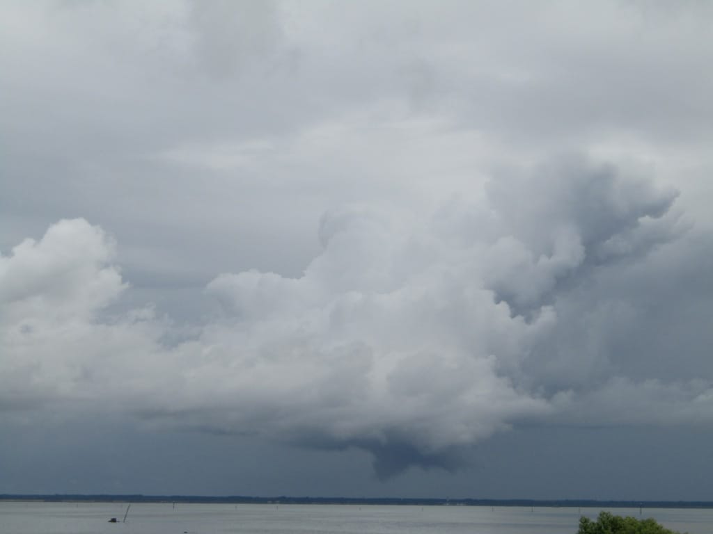 Tuba probable sur l'est du Bassin d'Arcachon. Visible 20 minutes environ à l'arrière d'une forte averse. - 01/09/2017 13:35 - Mathieu TAILLADE