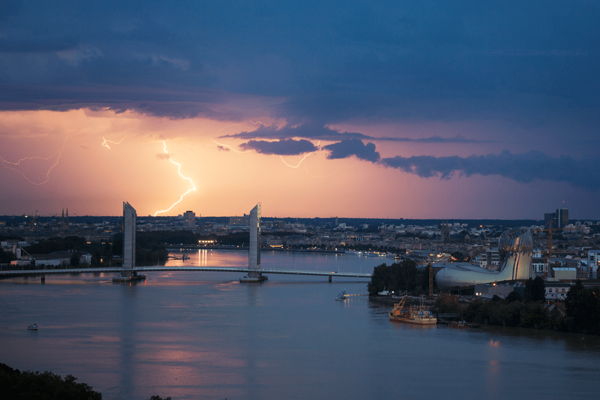 Orage sur Bordeaux. - 08/06/2017 22:00 - Christophe CORREY