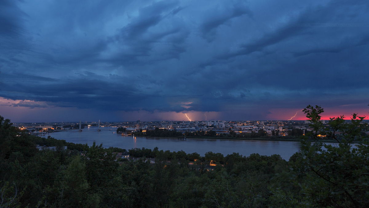 Orage sur Bordeaux. - 08/06/2017 22:00 - Christophe CORREY