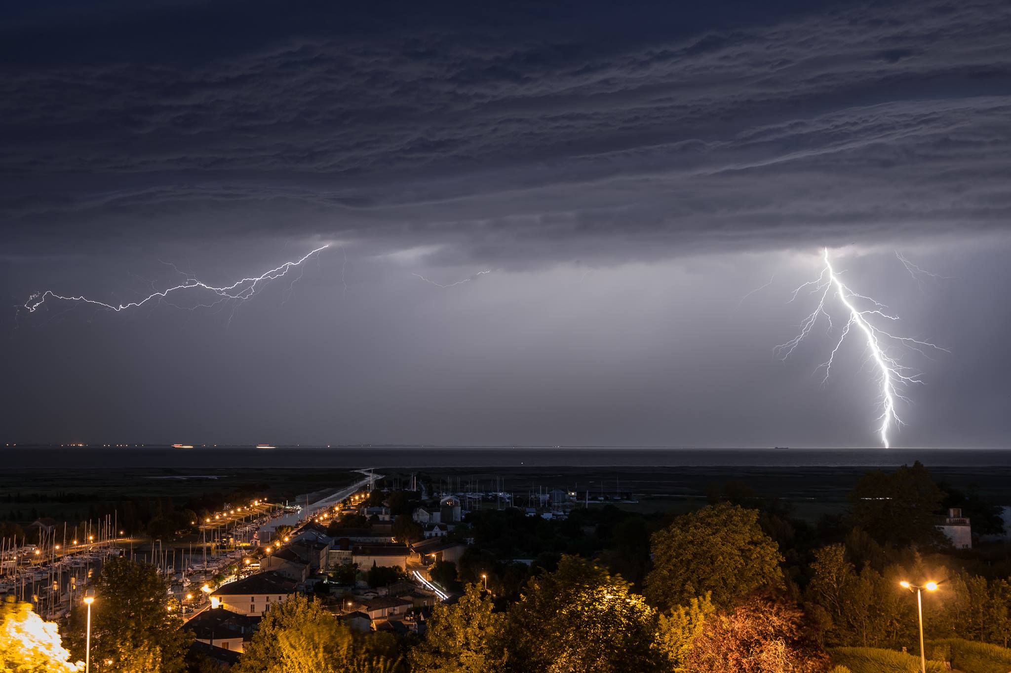 Foudre à Mortagne-sur-Gironde en direction du Médoc (33) - 08/06/2017 22:00 - Etienne MARTIN