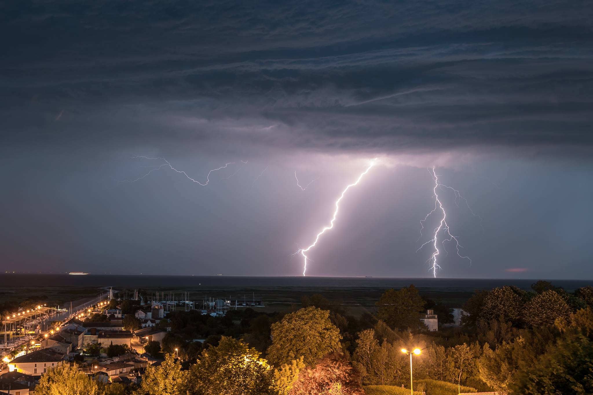 Foudre à Mortagne-sur-Gironde en direction du Médoc (33) - 08/06/2017 22:00 - Etienne MARTIN