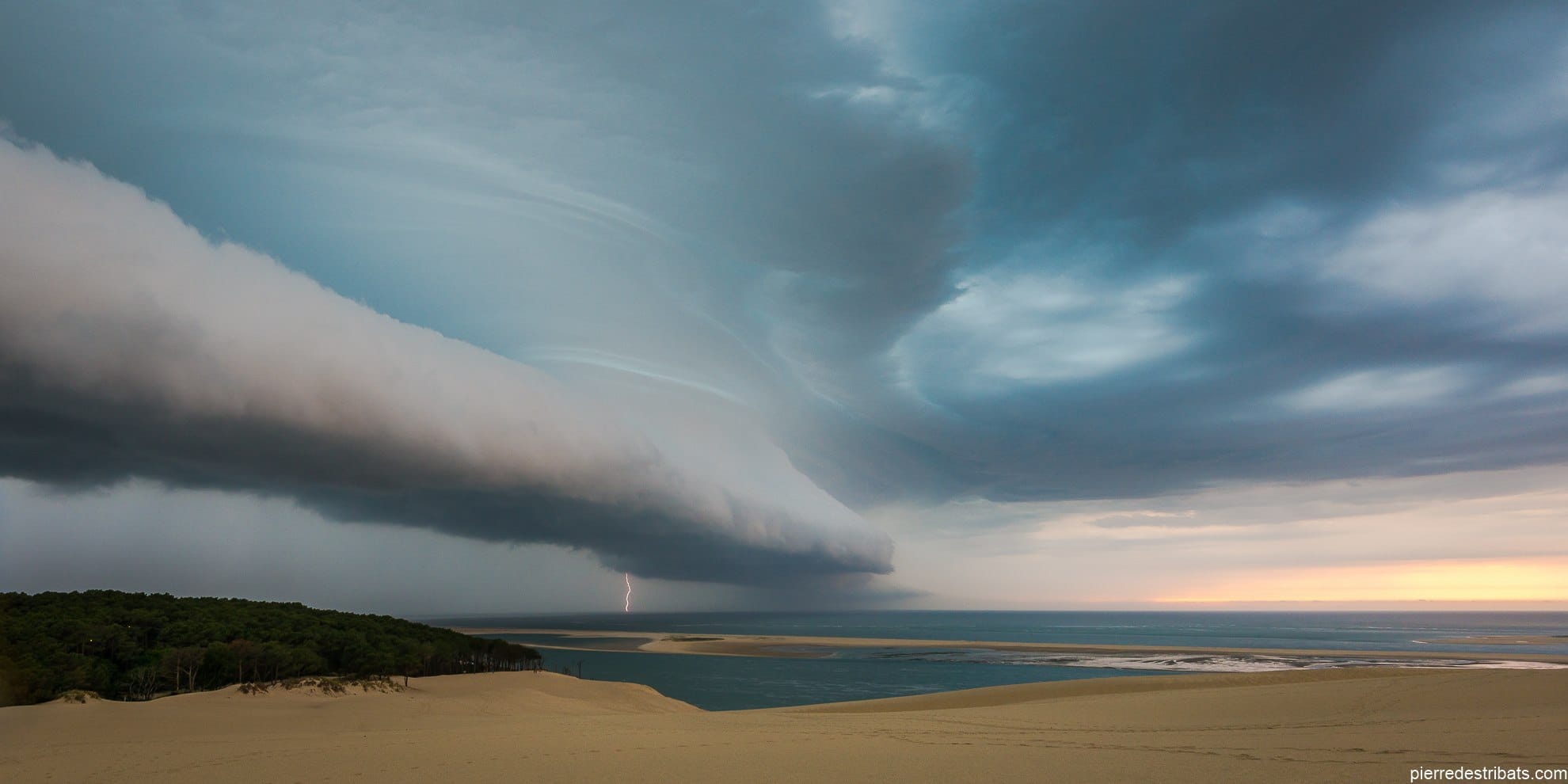 Magnifique cliché des orages vus depuis la dune du Pilat en Gironde. - 08/06/2017 21:00 - Pierre DESTRIBATS