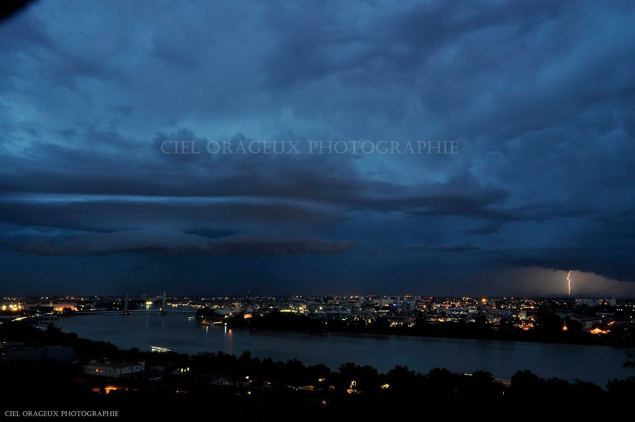 Orage sur la région de Bordeaux. - 08/06/2017 21:00 - Mickael CUMULUS