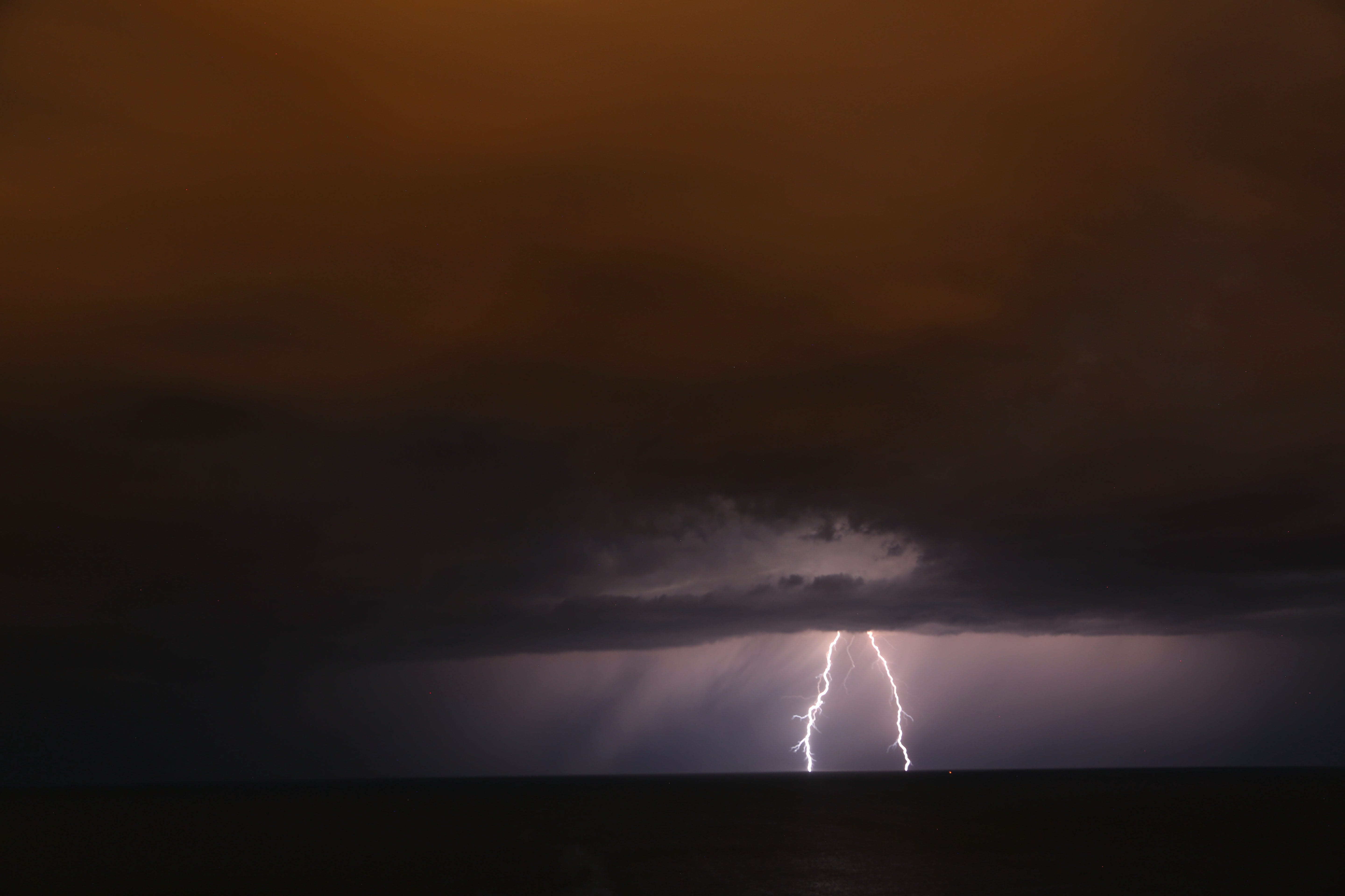 Orage multicellulaire au large de Biarritz. - 10/05/2017 22:00 - Paul JULIEN