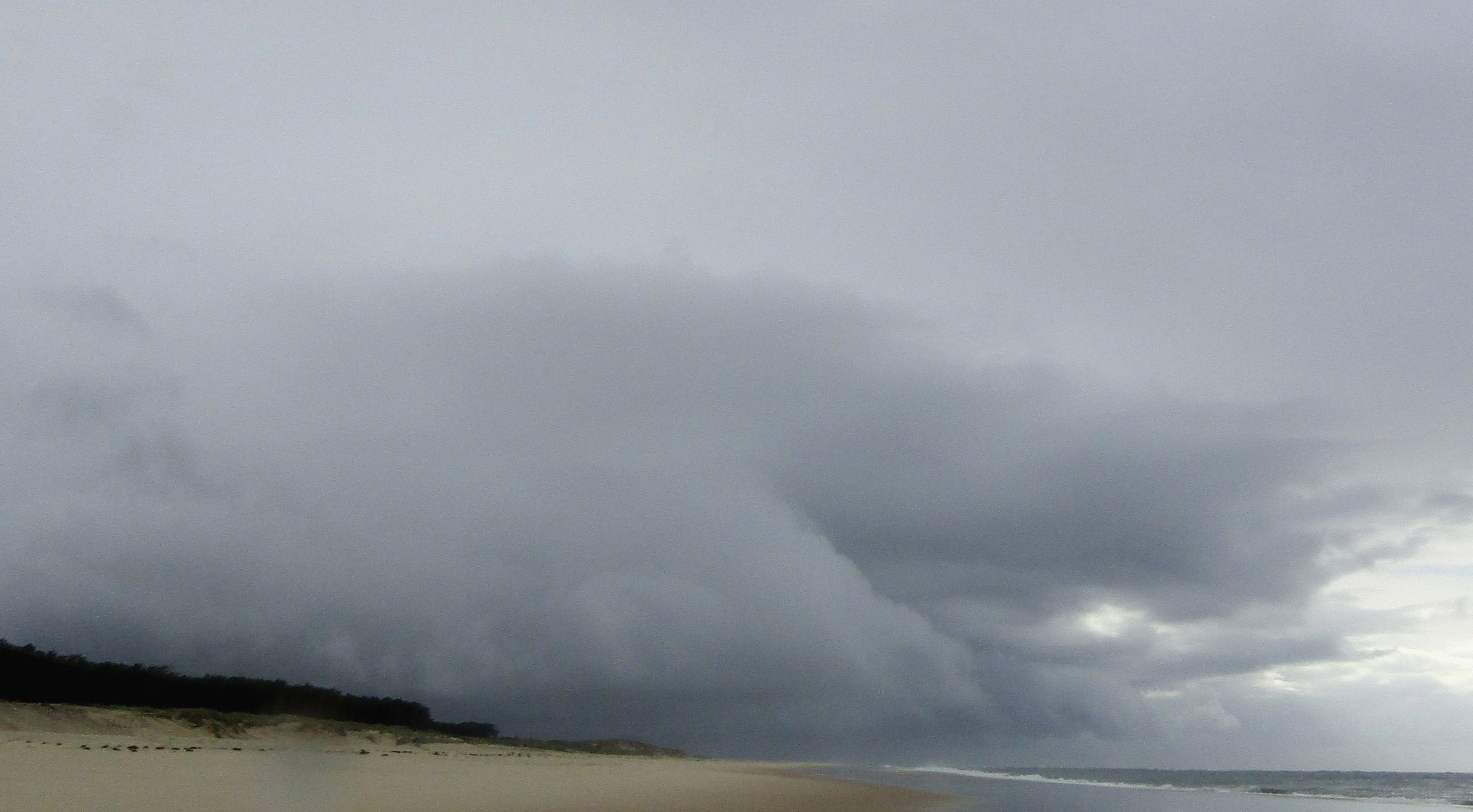 Nuage mur rotatif à l'arrière d'une averse de grésil (rotation visible plus de 20 minutes). Zone de rotation et d'aspiration très affaissée au sein d'une ligne d'averse visible en même temps qu'une rupture de la ligne. - 10/11/2017 14:15 - Mathieu TAILLADE