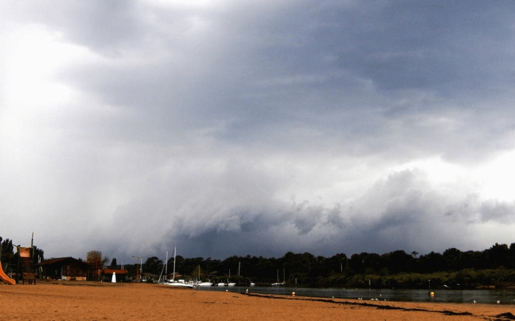 Arrivée du front orageux par le sud du Bassin d'Arcachon - 13/09/2016 19:26 - Mathieu TAILLADE