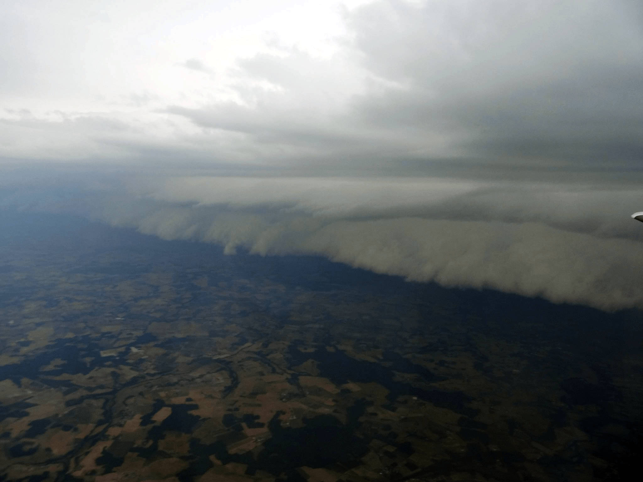 Arcus vu d'avion vers Bordeaux. Nécessite un déroutement du vol. - 13/09/2016 20:00 - Killian BONNET