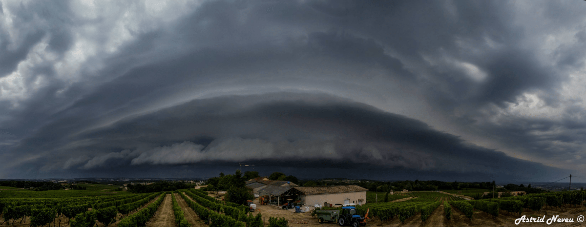 Arcus multicouche signant l'arrivée d'un front de rafales particulièrement virulent (jusqu'à 120 km/h au plus fort) à Monbazillac (24). - 13/09/2016 21:00 - Astrid NEVEU