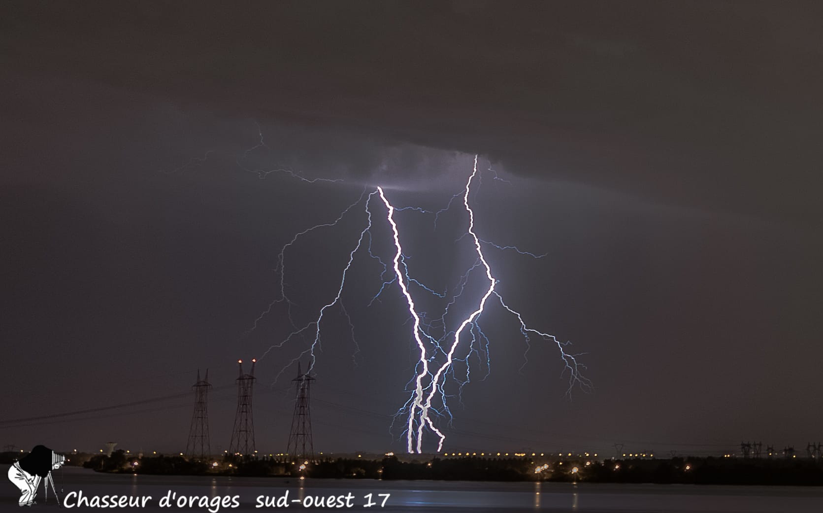 Une magnifique chasse très électriques hier soir sur Bourg sur Gironde - 14/08/2017 23:55 - sud-ouest chaseur d'orage