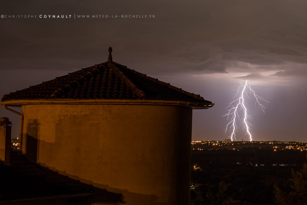 Festival de foudre hier en soirée et nuit du 14 au 15 aout sur Bordeaux depuis St André de Cubzac.

La cellule ayant sévit sur le bassin d'Arcachon viendra passer juste à mon Sud offrant de beaux impacts ramifiés sous base haute. - 14/08/2017 23:43 - Christophe Coynault