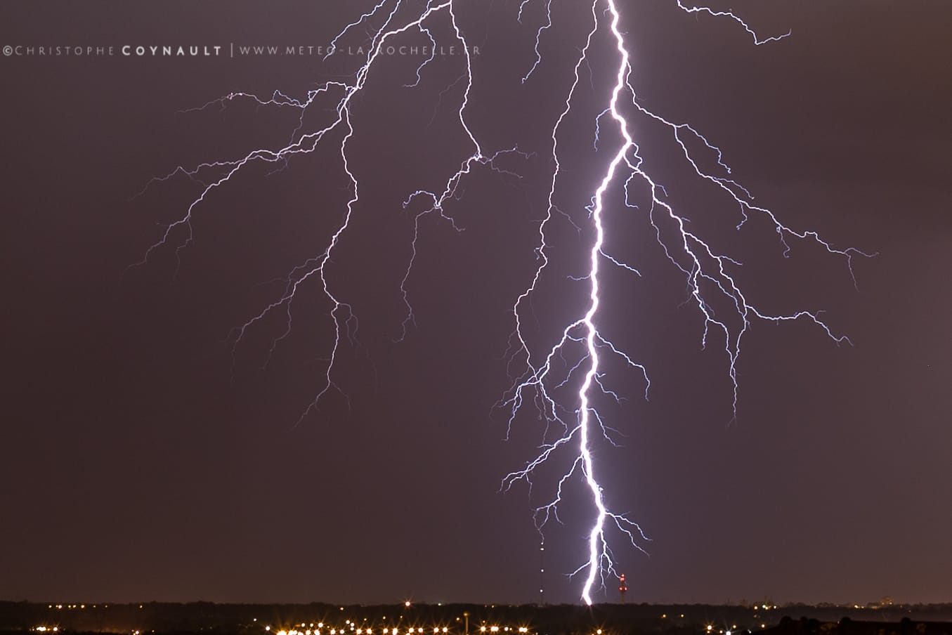 Festival de foudre hier en soirée et nuit du 14 au 15 aout sur Bordeaux depuis St André de Cubzac.

La cellule ayant sévit sur le bassin d'Arcachon viendra passer juste à mon Sud offrant de beaux impacts ramifiés sous base haute. - 14/08/2017 23:55 - Christophe Coynault