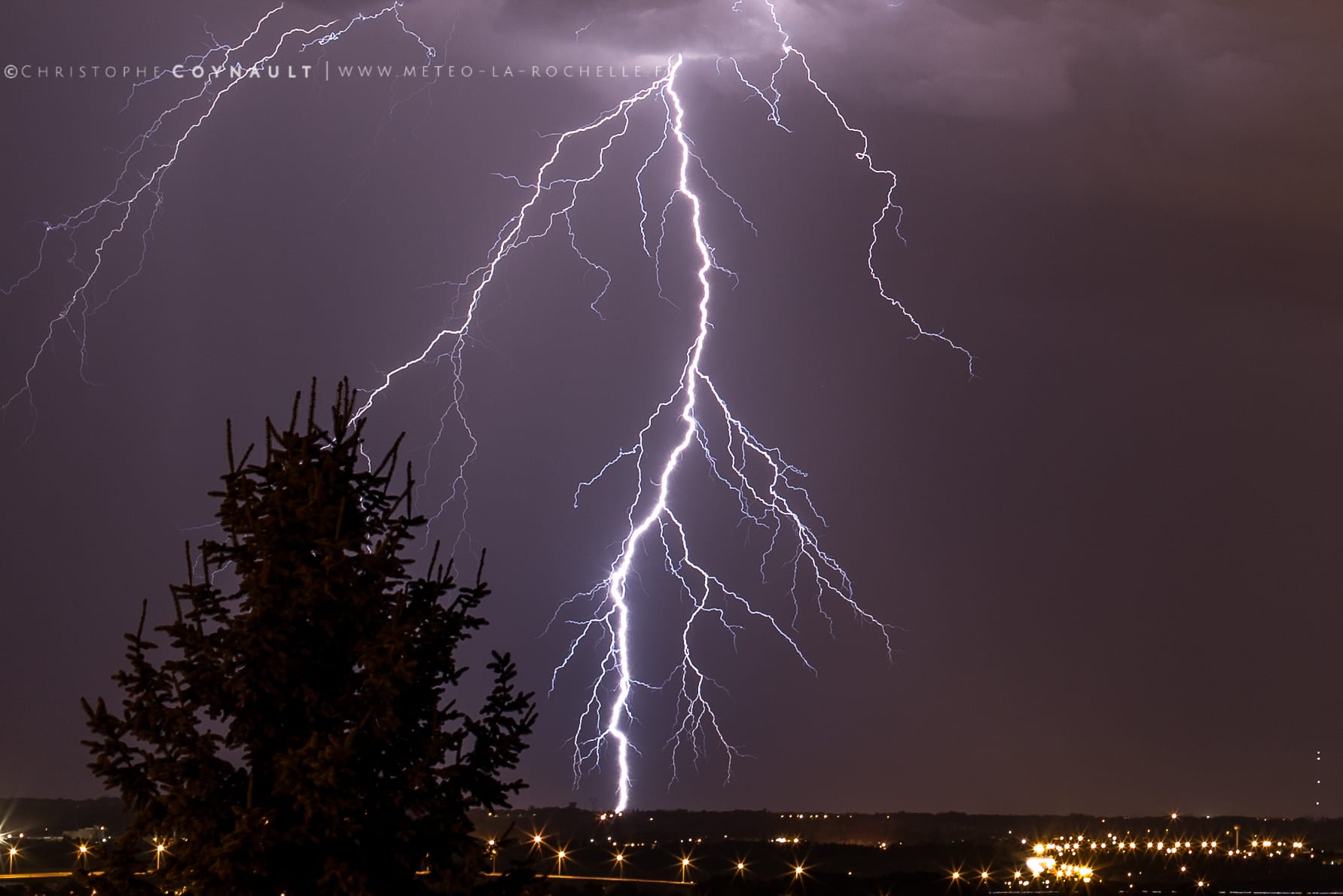 Festival de foudre hier en soirée et nuit du 14 au 15 aout sur Bordeaux depuis St André de Cubzac.

La cellule ayant sévit sur le bassin d'Arcachon viendra passer juste à mon Sud offrant de beaux impacts ramifiés sous base haute. - 14/08/2017 23:58 - Christophe Coynault