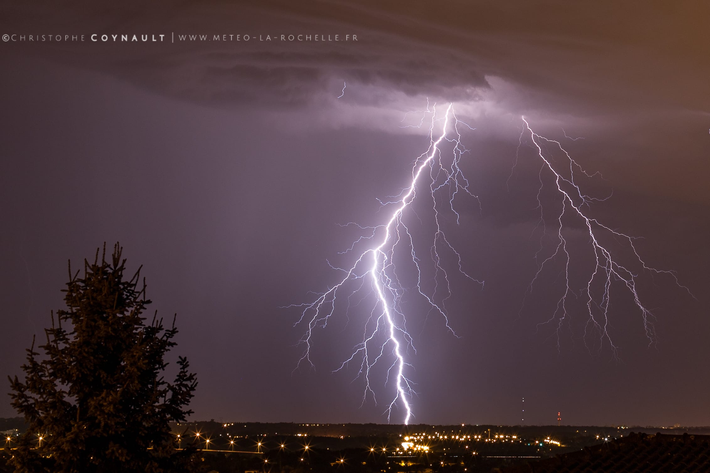 Festival de foudre hier en soirée et nuit du 14 au 15 aout sur Bordeaux depuis St André de Cubzac.

La cellule ayant sévit sur le bassin d'Arcachon viendra passer juste à mon Sud offrant de beaux impacts ramifiés sous base haute. - 14/08/2017 23:57 - Christophe Coynault