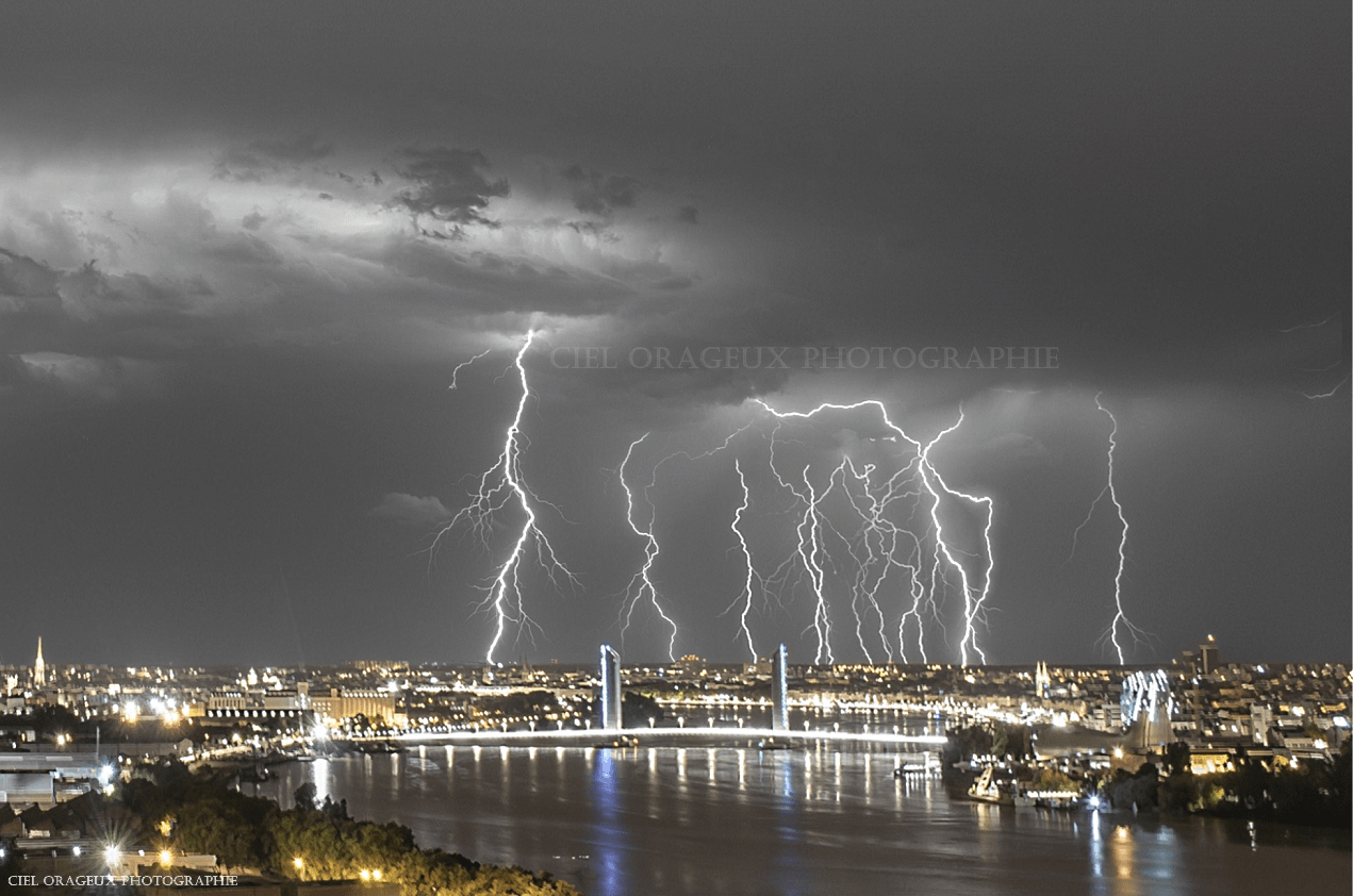 Superposition de 4 photos
15 impacts en 2min de pose - 14/08/2017 23:55 - Mickael Cumulus