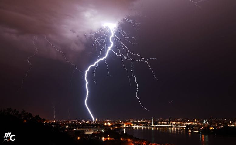 Impact de foudre cette nuit sur Bordeaux - 15/08/2017 00:40 - Michael Charles