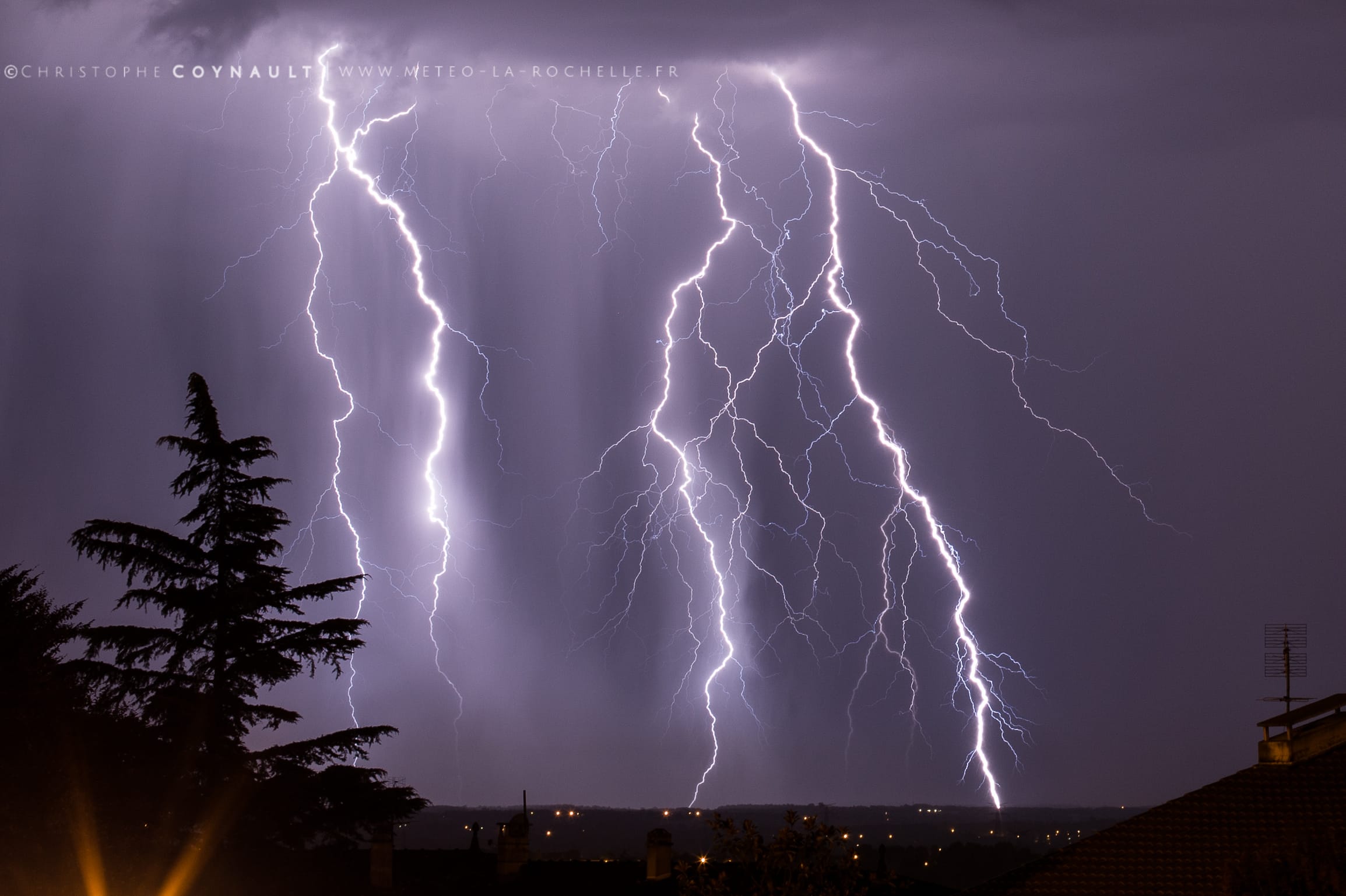 Festival de foudre hier en soirée et nuit du 14 au 15 aout sur Bordeaux depuis St André de Cubzac.

La cellule ayant sévit sur le bassin d'Arcachon viendra passer juste à mon Sud offrant de beaux impacts ramifiés sous base haute. - 15/08/2017 00:10 - Christophe Coynault