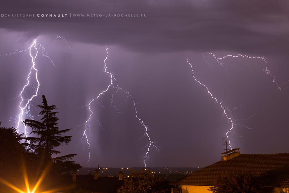 Festival de foudre hier en soirée et nuit du 14 au 15 aout sur Bordeaux depuis St André de Cubzac.

La cellule ayant sévit sur le bassin d'Arcachon viendra passer juste à mon Sud offrant de beaux impacts ramifiés sous base haute. - 15/08/2017 00:11 - Christophe Coynault