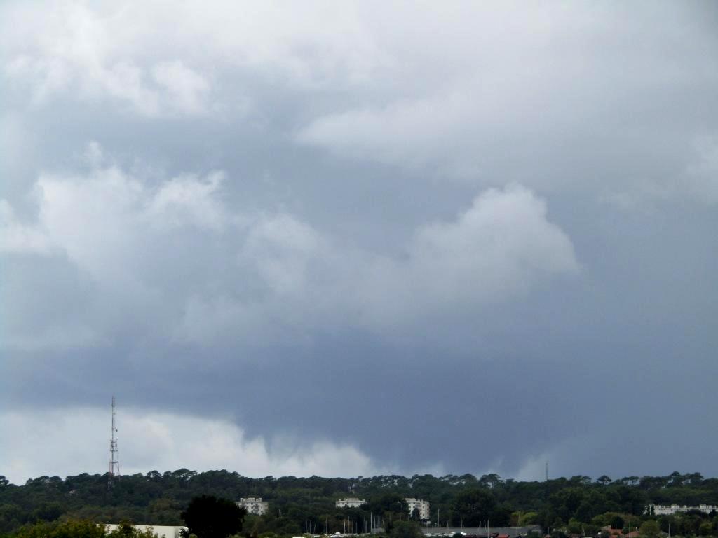 Nuage mur rotatif et tuba associé à une forte averse (ciel de traîne) arrivant sur l'ouest du Bassin d'Arcachon. - 17/09/2017 16:15 - Mathieu TAILLADE