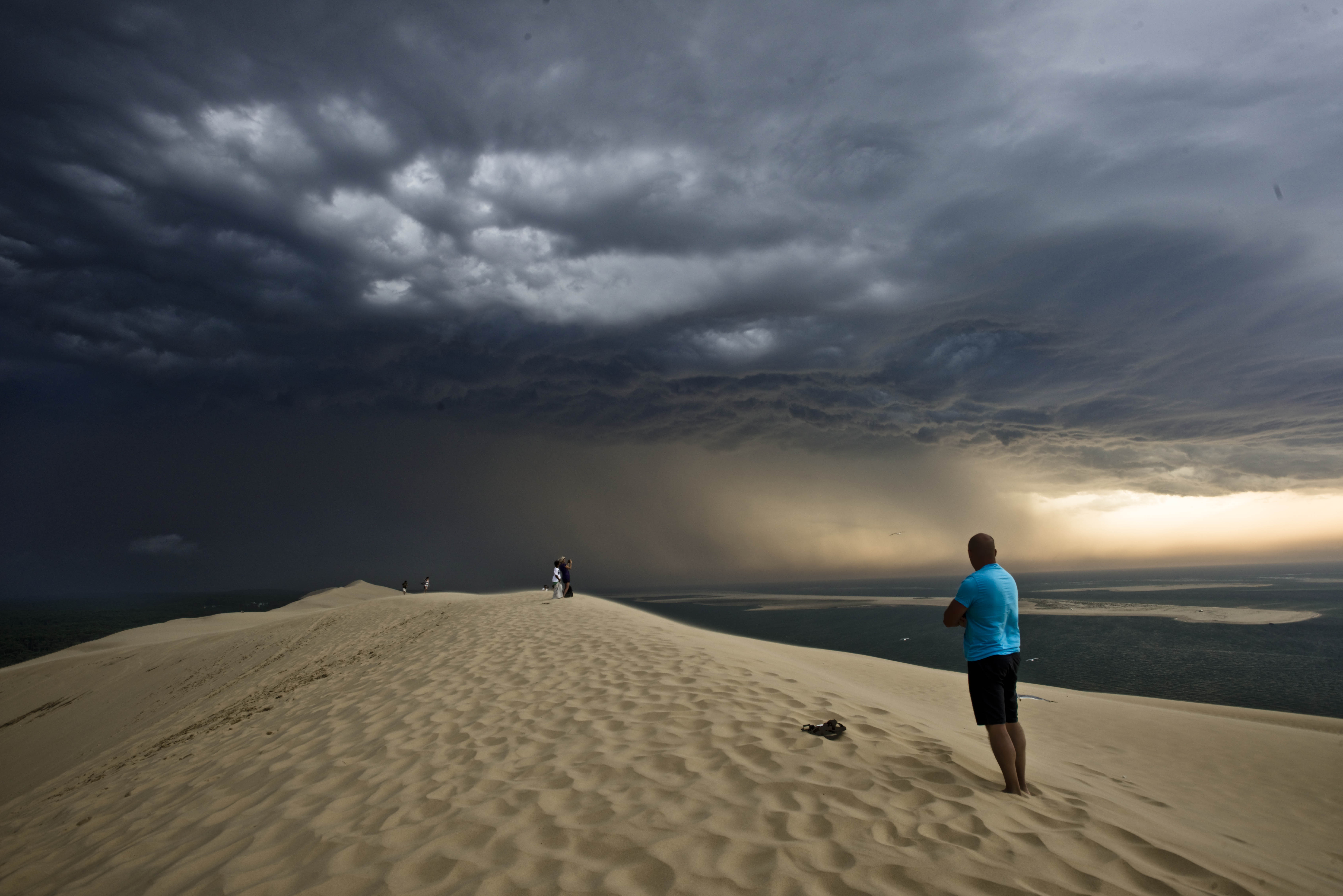 MCS en approche de la dune du Pyla.
Le vent d'ouest souffle fort bien avant l'arrivé de l'orage.
Activité électrique faible, essentiellement internuageuse. - 19/07/2017 18:38 - Paul JULIEN