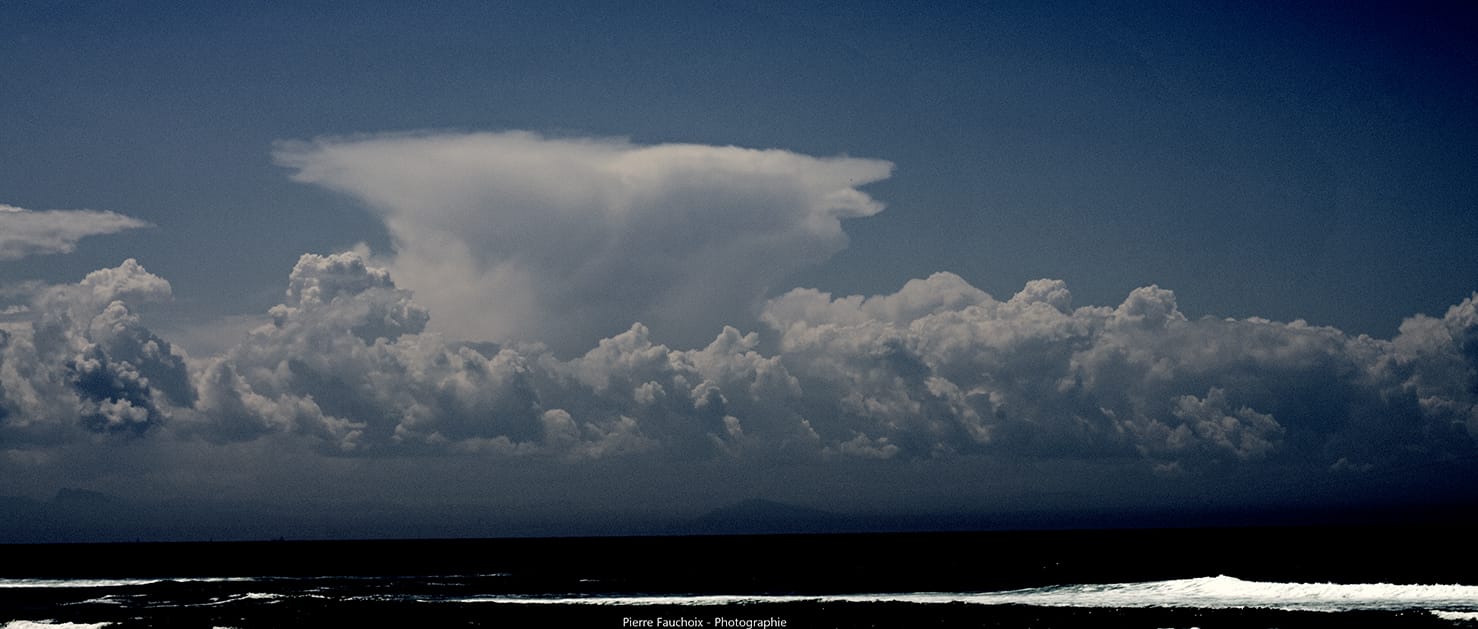 Cellule orageuse au dessus des Pyrénées, photo prise depuis Seignosse (40) - 21/05/2018 15:00 - Pierre Fauchoix