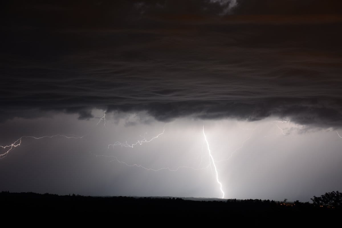 Activité électrique intense sous l'orage à l'ouest de Limoges cette nuit. - 27/05/2018 01:00 - Gabriel brl