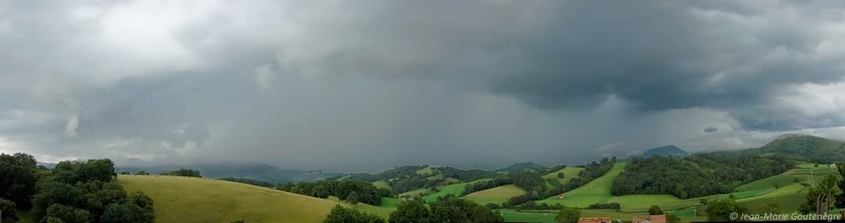 Bel orage en fin de matinée, impacts de foudre, forte pluie et rafales à son arrivée, durée assez brève  - Ainhice-Mongelos (64) - 29/08/2017 11:00 - JEAN MARIE GOUTENEGRE