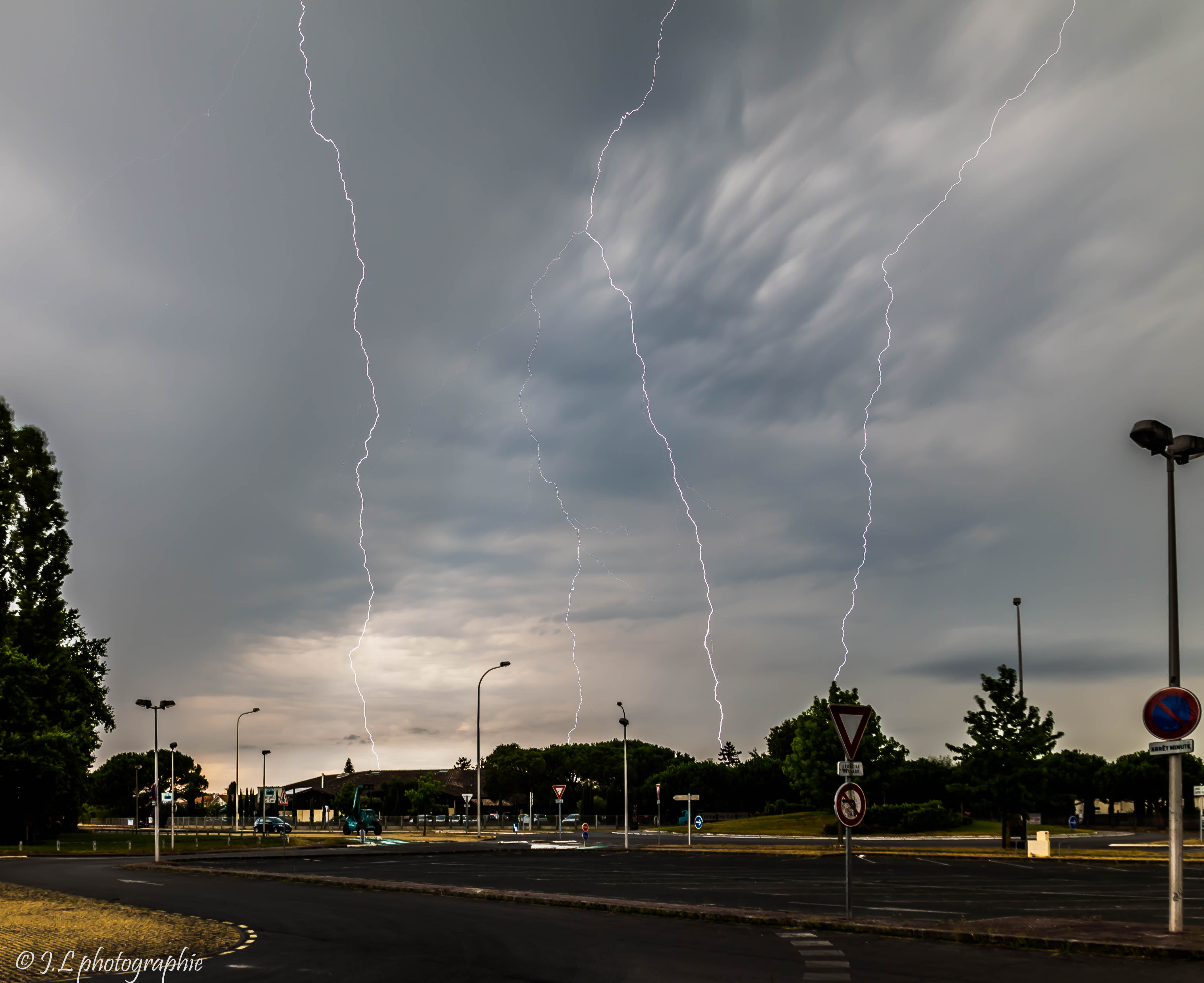 Quadruplé, Gradignan, entre 17h00 et 18h00, faible rideau de pluie, En plein jour. ND 500 pose de 13 secondes et focale de 13. - 30/07/2016 19:38 - Julien Lartigue