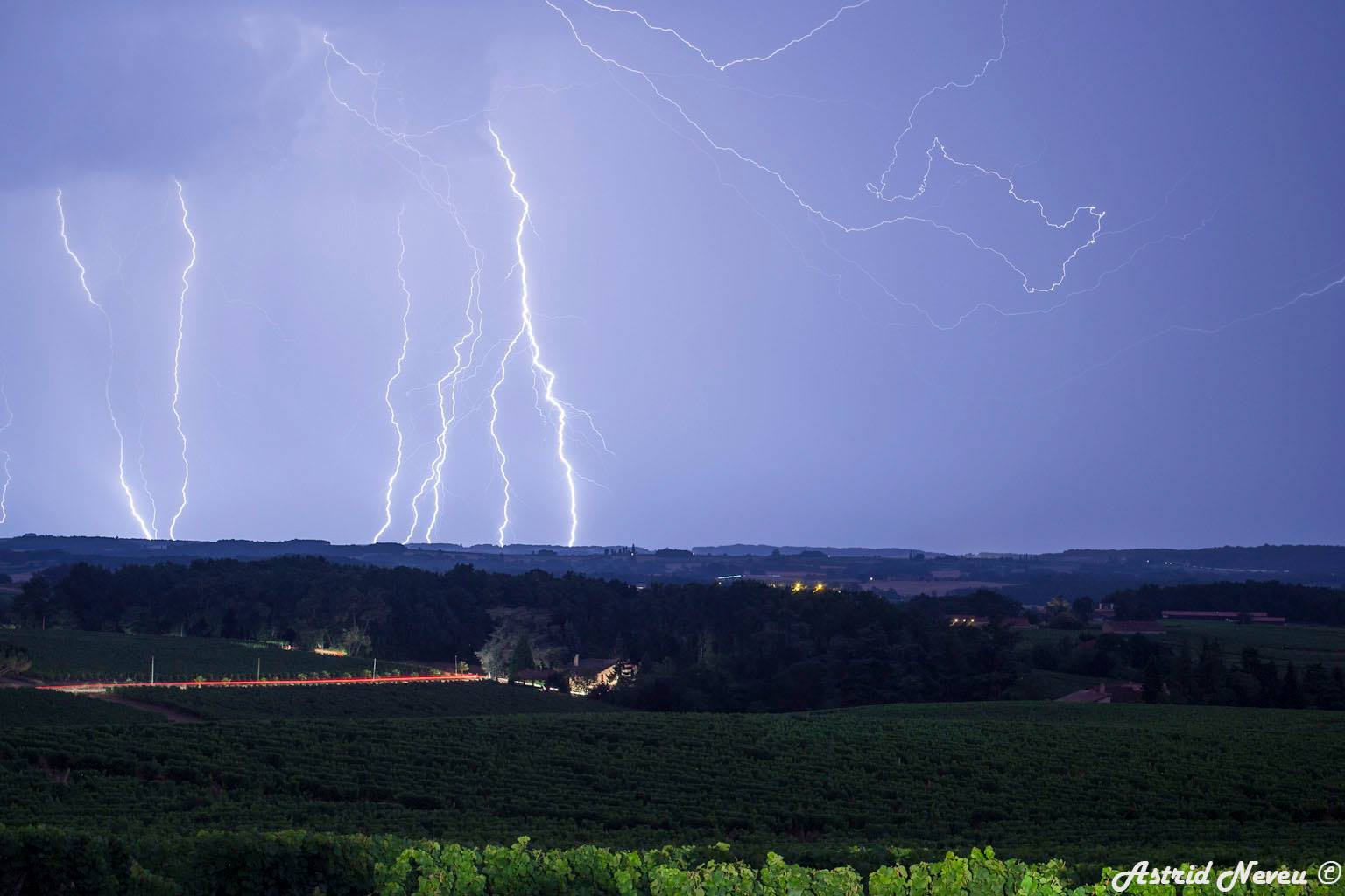 Orage sur Monbazillac. - 31/07/2016 01:00 - Astrid NEVEU