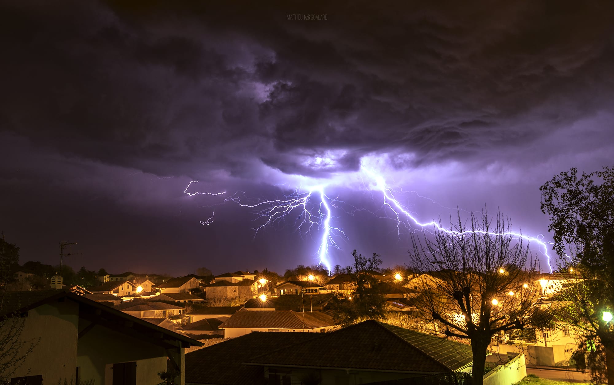 Double impact de foudre avec ramifications en air sec ,dont un bifide, juste à l'avant des précipitations d'une cellule modérément active sur les Pyrénées-Atlantiques. - 31/03/2017 21:05 - Mathieu Goalard