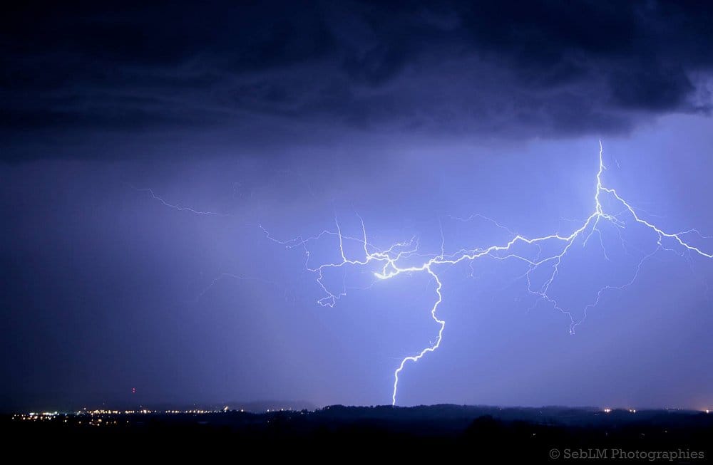 Belle activité électrique malgré la fraîcheur de la nuit. De belles ramifications pour la saison dans les Pyrénées-Atlantiques. - 31/03/2017 22:30 - Seb LM