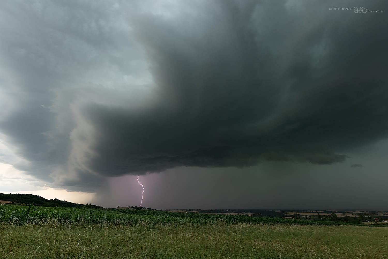 Développement d'un orage très violent sur la plaine de la Limagne au nord de Clermont-Ferrand. Cette cellule aspire une grande quantité d'humidité sur sa frange nord, lui permettant de gagner en vigueur à chaque instant. - 08/07/2017 19:00 - Christophe Asselin