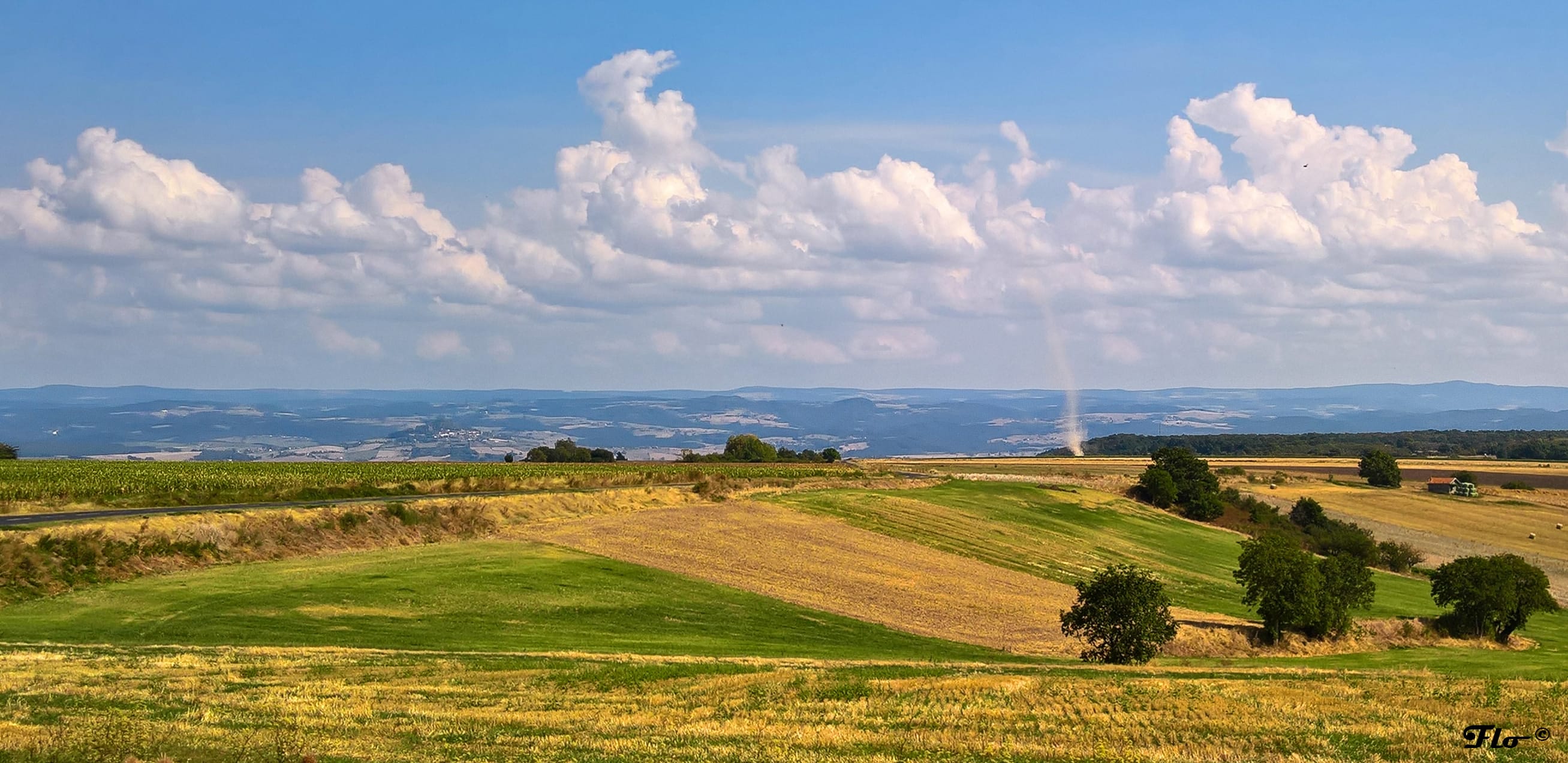 Dustdevil sur les hauts d'Issoire en Auvergne - 10/09/2016 16:45 - Florent MARTIN