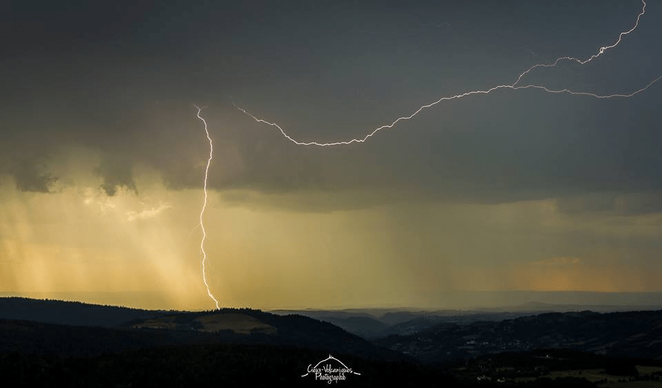 Orage sur l'ouest du Sancy. - 15/08/2016 23:00 - Mike LAMANDE